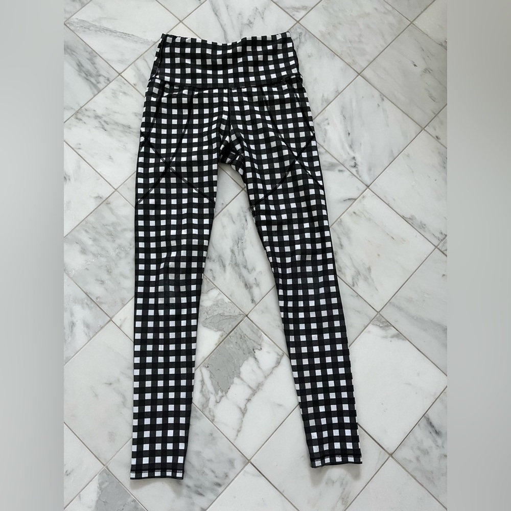 ALBION Gingham leggings! 🖤🤍